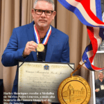 Harley Henriques recebe a Medalha de Mérito Pedro Ernesto, a mais alta honraria da Câmara Municipal do Rio de Janeiro.
